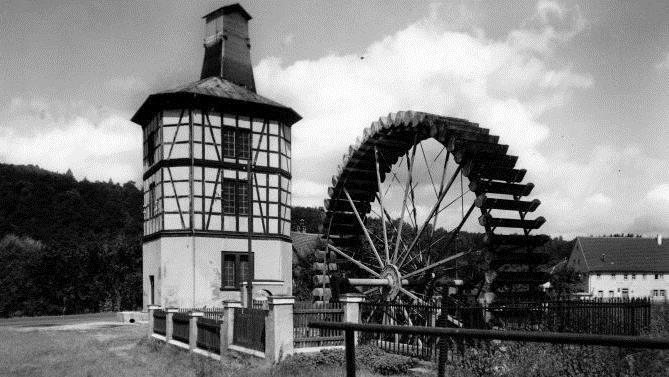 Unser Foto zeigt den Schönbornsprudel, der vielen Häuslern bis heute als Wahrzeichen gilt und im Jahre 1963 der Spitzhacke zum Opfer gefallen ist. Repro: Bernd Czelustek