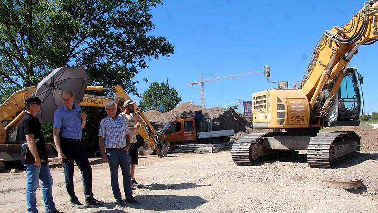 Christian Bendler, Bürgermeister German Hacker, Gerhard Merkel und Frank Freyer auf der sommerlichen Baustelle   Foto: Richard Sänger