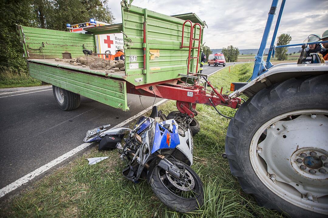 Unfall im Kreis Haßberge: Motorradfahrer prallt gegen Traktor-Anhänger