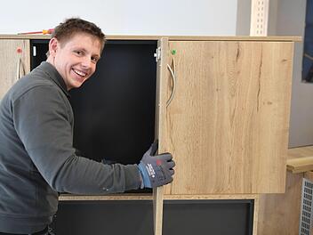 Im Bau- und Ausbaugewerbe haben die Betriebe derzeit gut Lachen. Hier legt Maximilian Müller auf einer Baustelle in Bamberg bei einem Schrank letzte Hand an. Foto: Ronald Rinklef