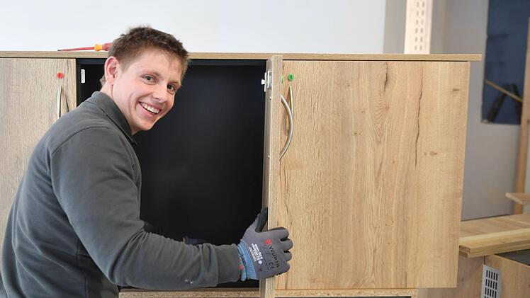 Im Bau- und Ausbaugewerbe haben die Betriebe derzeit gut Lachen. Hier legt Maximilian Müller auf einer Baustelle in Bamberg bei einem Schrank letzte Hand an. Foto: Ronald Rinklef