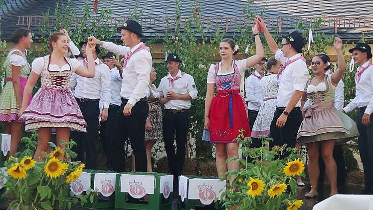 Die Kerwapärchen formierten sich zum Plantanz. Foto: Heike Schülein/Archiv