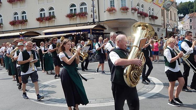 Am Sonntag fand ein Festzug zum Bierstadel statt. Foto: Horst Wunner