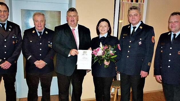 F&uuml;r 25 Jahre aktiven Feuerwehrdienst wurde Anja Gumtow mit dem Staatlichen Ehrenzeichen in Silber geehrt. Unser Bild zeigt von links: Vorsitzenden Manuel Gumtow, Vorsitzenden Gottfried Lengenfelder von der Feuerwehr Fernreuth, B&uuml;rgermeister Gerhard Schneider, Anja Gumtow, Kreisbrandinspektor Fritz Weinlein und Kommandant Daniel Kohl. Foto: Werner Rei&szlig;aus