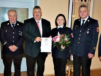 Für 25 Jahre aktiven Feuerwehrdienst wurde Anja Gumtow mit dem Staatlichen Ehrenzeichen in Silber geehrt. Unser Bild zeigt von links: Vorsitzenden Manuel Gumtow, Vorsitzenden Gottfried Lengenfelder von der Feuerwehr Fernreuth, Bürgermeister Gerhard Schneider, Anja Gumtow, Kreisbrandinspektor Fritz Weinlein und Kommandant Daniel Kohl. Foto: Werner Reißaus