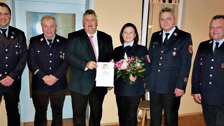 Für 25 Jahre aktiven Feuerwehrdienst wurde Anja Gumtow mit dem Staatlichen Ehrenzeichen in Silber geehrt. Unser Bild zeigt von links: Vorsitzenden Manuel Gumtow, Vorsitzenden Gottfried Lengenfelder von der Feuerwehr Fernreuth, Bürgermeister Gerhard Schneider, Anja Gumtow, Kreisbrandinspektor Fritz Weinlein und Kommandant Daniel Kohl. Foto: Werner Reißaus