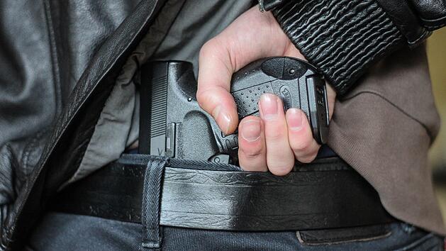 Taxifahrer mit Waffe bedroht und Geld gefordert