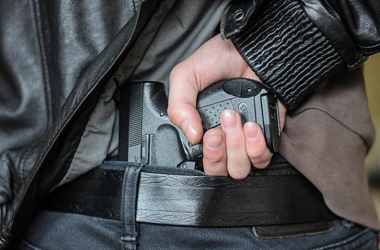 Bamberg: Taxifahrer mit Waffe bedroht und Geld gefordert - Tatverdächtiger in Untersuchungshaft