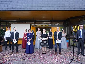 Würdigung der besten Abiturienten des Franz-Miltenberger-Gymnasiums Bad Brückenau. Ausgezeichnet wurden die schulischen Leistungen wie auch soziales Engagement. Das Bild zeigt von links: Edwin Eirich, Dennis Wasilkow, Celine Schmidt, Anna Schubert, Vanessa Schmitt, Janna Kaufmann, Rebekka Finnern, Andy Martin, Anne Trump, Dr. Stefan Bub (Schulleiter). Foto: Marion Eckert