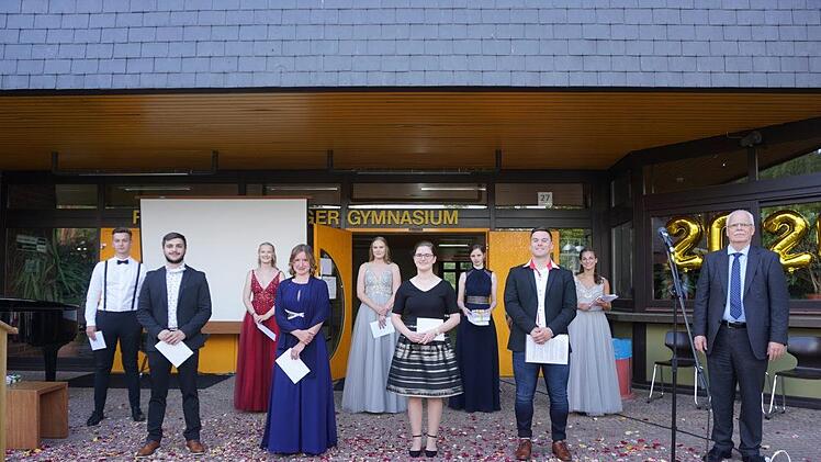 Würdigung der besten Abiturienten des Franz-Miltenberger-Gymnasiums Bad Brückenau. Ausgezeichnet wurden die schulischen Leistungen wie auch soziales Engagement. Das Bild zeigt von links: Edwin Eirich, Dennis Wasilkow, Celine Schmidt, Anna Schubert, Vanessa Schmitt, Janna Kaufmann, Rebekka Finnern, Andy Martin, Anne Trump, Dr. Stefan Bub (Schulleiter). Foto: Marion Eckert