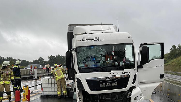 Lastwagen f&auml;hrt in Baustellenabsicherung