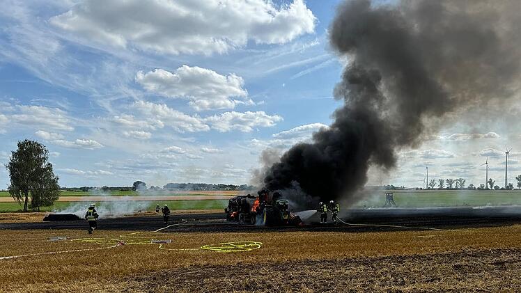 Landmaschine brennt bei Herzogenaurach