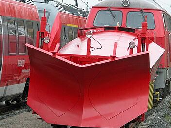 Auch die Bahn bereitet sich auf den Winter vor: Auf einem Nebengleis wartet die "DB-Wintereinheit". Der in Kronach stationierte Schneepflug wird beim Einsatz auf der Frankenwaldlinie von einer leistungsstarken Diesellokomotive geschoben.  Foto: Klaus Oelzner