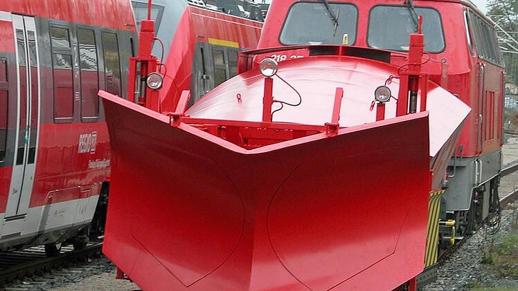 Auch die Bahn bereitet sich auf den Winter vor: Auf einem Nebengleis wartet die "DB-Wintereinheit". Der in Kronach stationierte Schneepflug wird beim Einsatz auf der Frankenwaldlinie von einer leistungsstarken Diesellokomotive geschoben.  Foto: Klaus Oelzner