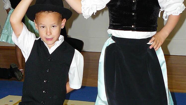 Tänze der Pilisszentivaner Vorschulkinder im Kindergarten.