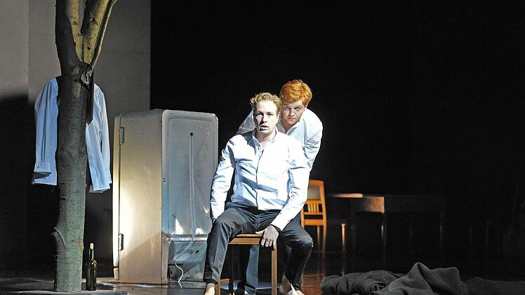 Bodo Busse inszenierte Franz Schuberts "Winterreise" am Landestheater Coburg. Als Solist beeindruckt der junge Tenor David Zimmer.Foto: Andrea Kremper
