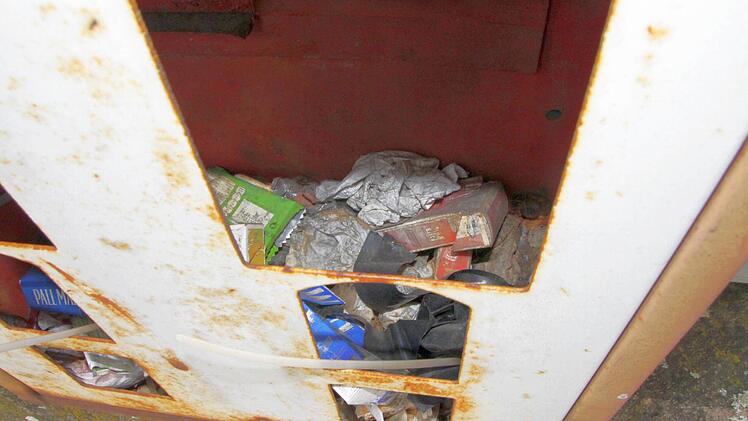 Der Automat in Kersbach dient als Mülleimer.   Foto: Josef Hofbauer