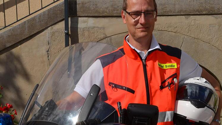 Notarzt Dr. Michael Brendler mit "seiner" in die Jahre gekommenen Maschine. Foto: Peter Rauch