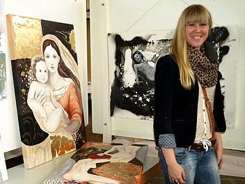 Carina Scherbel mit ihrem Lieblingsbild, die Muttergottes mit dem Jesuskind.Susanne Deuerling