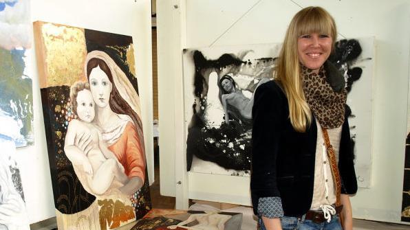 Carina Scherbel mit ihrem Lieblingsbild, die Muttergottes mit dem Jesuskind.Susanne Deuerling