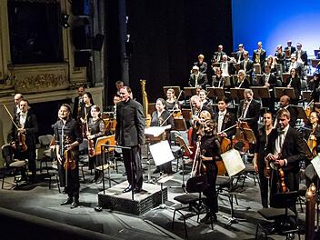Reichlich Beifall für Solist, orchester und Dirigent gab es beim 3. Sinfoniekonzert des Landestheaters Coburg. Dabei stellte sich Dirigent Moritz Gnann als GMD-Aspirant vor.Foto: Jochen Berger