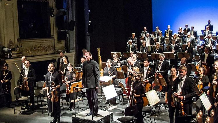 Reichlich Beifall für Solist, orchester und Dirigent gab es beim 3. Sinfoniekonzert des Landestheaters Coburg. Dabei stellte sich Dirigent Moritz Gnann als GMD-Aspirant vor.Foto: Jochen Berger