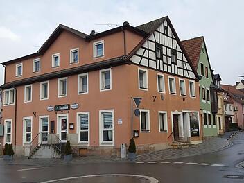 Das Gebäude Grabenstraße 9 steht an markanter Stelle mitten in Kulmbach. Foto: Erich Olbrich