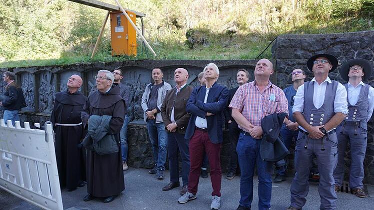 Der Blick zum Himmel ist am Kreuzberg keine Seltenheit. Diesmal ging es  aber um das Richtfest des Sakristeidaches und den Richtspruch des  Zimmermanns. Das Bild zeigt vorne von links: Pater Georg Andlinger,  Pater Martin Domogalla, Landrat Thomas Habermann, Statiker Dieter  Federlein, Bürgermeister Georg Seiffert und Bauleiter Christian Enders. Foto:  Marion Eckert