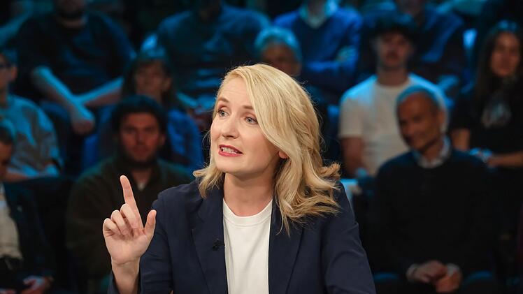 "Die Älteren wollen das, aber zwei Drittel der Menschen zwischen 18 und 24 Jahren wollen die Wehrpflicht nicht", erklärte die Linken-Vorsitzende Ines Schwerdtner.