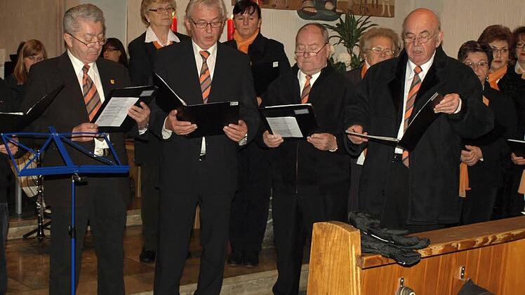 "Tauet ihr Himmel" sangen die Männer der Chorgemeinschaft Steinwiesen/Nurn mit ihrem Chorleiter und Solisten Walter Klose (rechts).