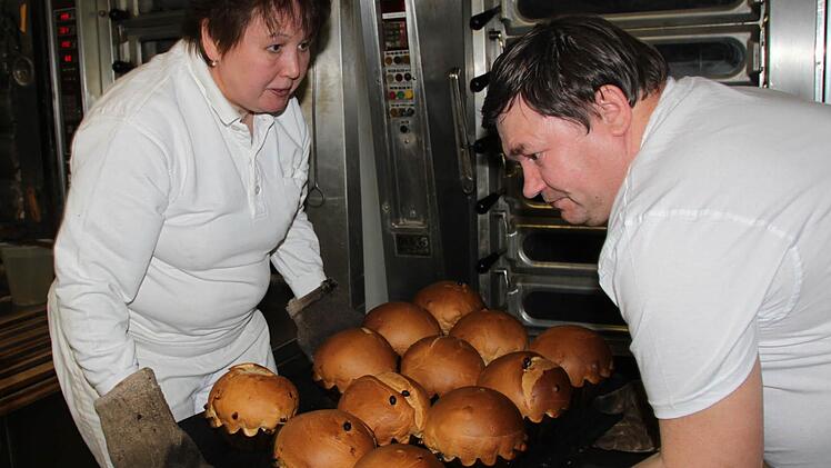 Nach 35 Minuten holen Elena und Alexander Hahn die Osterbrote aus dem Ofen.