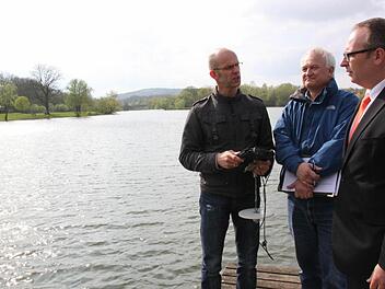 Heiko Stedler mit seinem Kollegen Helmut Zapf (beide von der Abteilung Gesundheit) im Gespräch mit Landrat Christian Meißner (CSU) am Oberwallenstadter Baggersee.