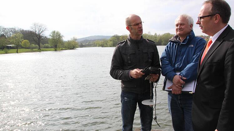 Heiko Stedler mit seinem Kollegen Helmut Zapf (beide von der Abteilung Gesundheit) im Gespräch mit Landrat Christian Meißner (CSU) am Oberwallenstadter Baggersee.