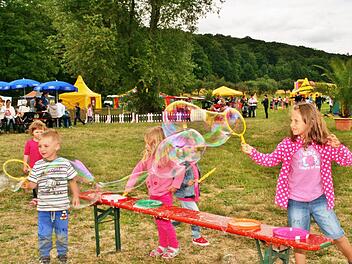 Pusten was das Zeug hält: Viel geboten wird bei der Zelttheaterwoche für Kinder in der Au in Bad Kissingen. Fotos: Werner Vogel