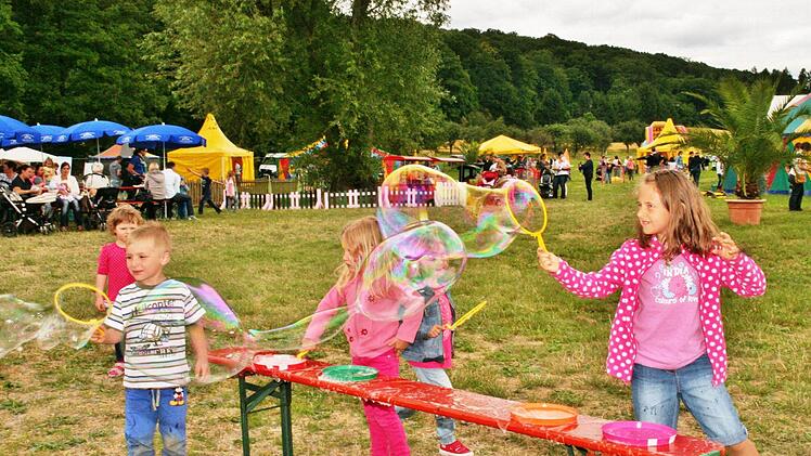 Pusten was das Zeug hält: Viel geboten wird bei der Zelttheaterwoche für Kinder in der Au in Bad Kissingen. Fotos: Werner Vogel