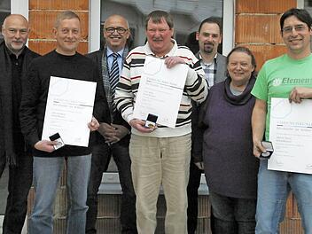 Arbeitsjubiläen bei Frerichs Modellbau (von links): Alexander Grämer von der Modellbauer-Innung, Dirk Ebeling, Zweiter Bürgermeister Wolfgang Pfister, Uwe Bolz, Marc Neubauer von der Handwerkskammer, Firmenchefin Gertrud Frerichs und Alfred Thein.  Foto: Bettina Knauth