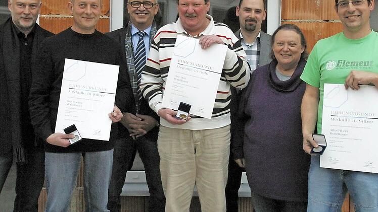 Arbeitsjubiläen bei Frerichs Modellbau (von links): Alexander Grämer von der Modellbauer-Innung, Dirk Ebeling, Zweiter Bürgermeister Wolfgang Pfister, Uwe Bolz, Marc Neubauer von der Handwerkskammer, Firmenchefin Gertrud Frerichs und Alfred Thein.  Foto: Bettina Knauth