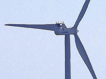 Eine Windkraftanlage auf der Fuchsstädter Lauerbach-Höhe wäre das Süd-Nord-Verbindungsstück zwischen den WEA bei Gauaschach (Foto) und den geplanten Windkrafträdern des Marktes Elfershausen. Die Entscheidung über das Bürgerbeteiligungsprojekt muss der Gemeinderat fällen. Foto: Winfried Ehling