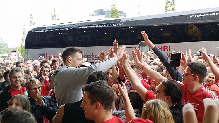 Die Fans feierten das Trinchieri-Team schon wie nach einer Meisterschaft! Nach dem starken 78:72-Erfolg der Brose Baskets bei Alba Berlin sangen die knapp 1000 mitgereisten Bamberger in der O2-World lauthals "Die Nummer Eins im Land sind wir" und feierten weiter, während die Berliner Anhänger die Halle schon verlassen hatten. Später war der Teambus umrungen von einer roten Menschentraube, jeder Spieler wurde bejubelt, Daniel Theis und Topscorer Brad Wanamaker stimmten mit den Fans gemeinsam d...