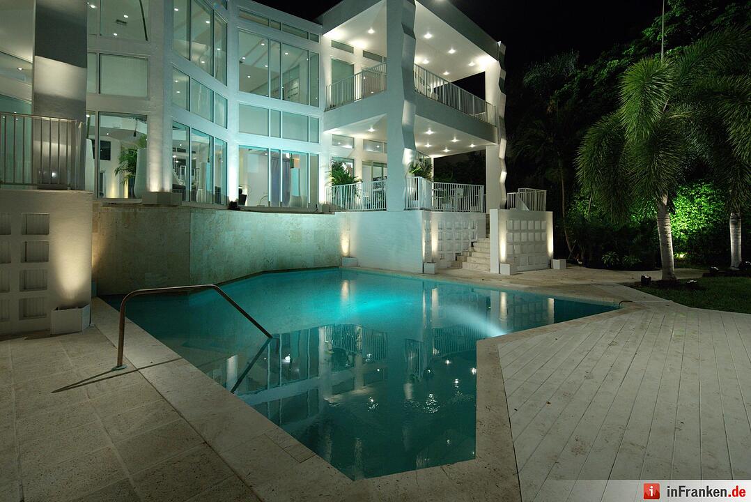 Die Bachelor-Villa - Hier finden die Nächte der Rosen statt und hier will der Bachelor seine Traumfrau finden. Alle Infos zu 'Der Bachelor' im Special bei RTL.de: http://www.rtl.de/cms/sendungen/der-bachelor.html