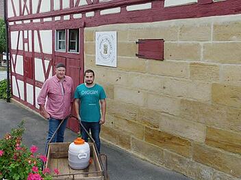 Braumeister Sebastian Fellisch (rechts), der rund 100 Hektoliter pro Jahr braut, und Norbert Fischer (links), ein Bierabnehmer, sind stolz auf ihr Rossacher Schmuckkästchen, das seit 1711 besteht.  Foto: Lothar Weidner