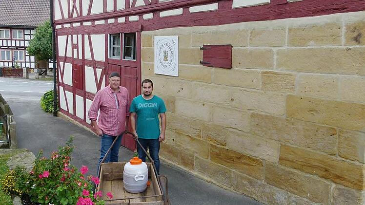 Braumeister Sebastian Fellisch (rechts), der rund 100 Hektoliter pro Jahr braut, und Norbert Fischer (links), ein Bierabnehmer, sind stolz auf ihr Rossacher Schmuckkästchen, das seit 1711 besteht.  Foto: Lothar Weidner