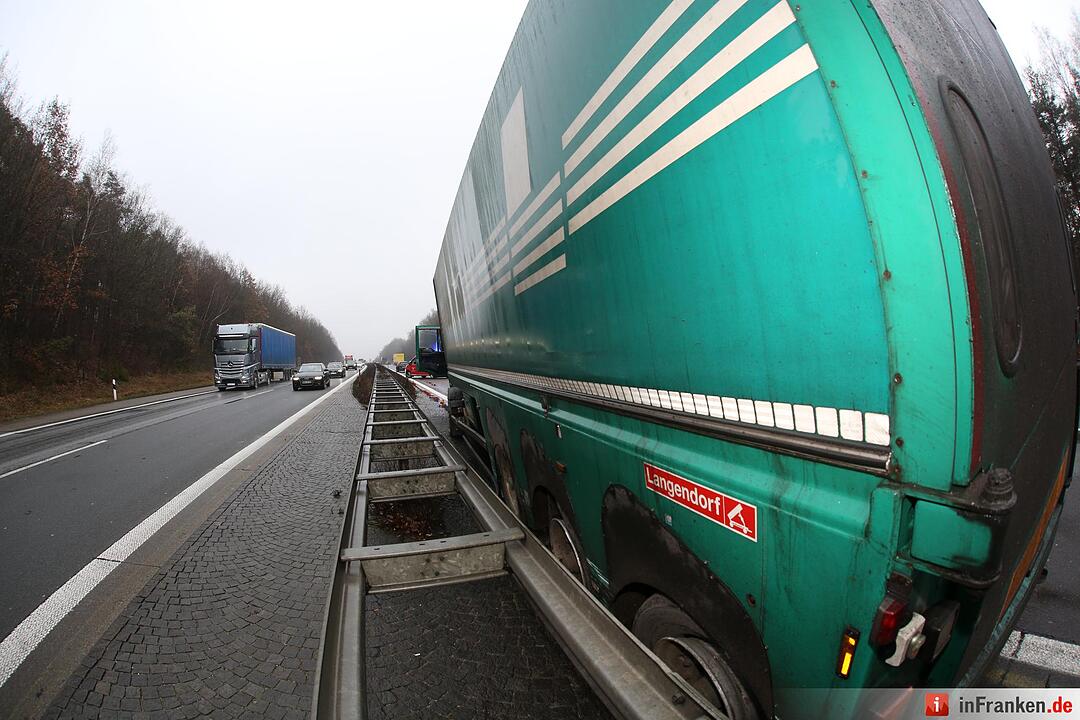 Kilometerlange Staus nach Lkw-Unfall auf der A3 - Fahrer erleidet wŠhrend Fahrt Herzinfarkt