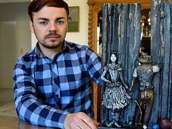 Der Kunststudent Alexandr Markin zeigt den Entwurf. Foto: privat