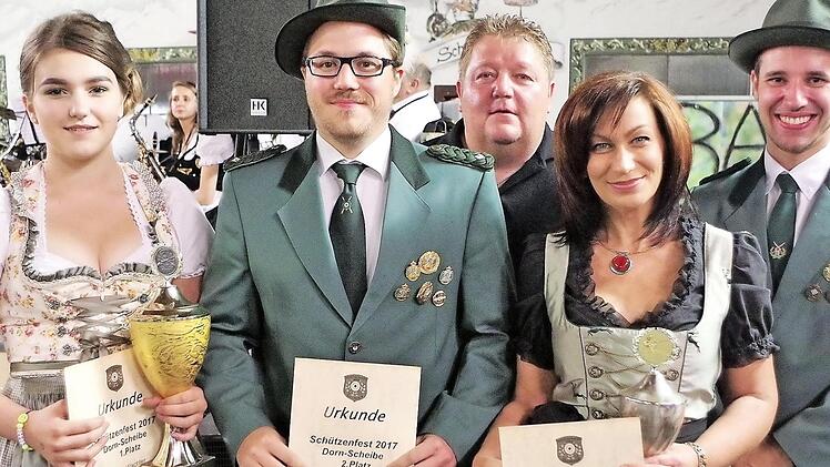Die Pokalsieger der Stockheimer Schützen (von links): Laura Wachter, die auch die Jungschützenkönigswürde errang, Markus Müller, 2. Vorsitzender Andreas Kohles, Daniela Eisenbeiß sowie 1. Schützenmeister Michel Dückerhoff.