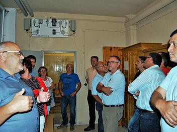 Oerlenbachs Bürgermeister Franz Kuhn wirft mit den Gemeinderätin einen Blick in den Keller der Grundschule.  Foto: ksvd