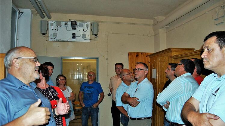 Oerlenbachs Bürgermeister Franz Kuhn wirft mit den Gemeinderätin einen Blick in den Keller der Grundschule.  Foto: ksvd