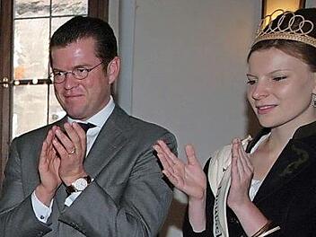 2008 in Lichtenfels: Korbstadtkönigin Emmi Zeulner mit CSU-Politstar Karl-Theodor zu Guttenberg. Foto: privat