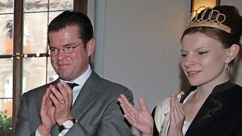 2008 in Lichtenfels: Korbstadtkönigin Emmi Zeulner mit CSU-Politstar Karl-Theodor zu Guttenberg. Foto: privat