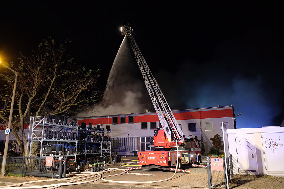 Großbrand zerstört Industriegebäude in Nürnberg